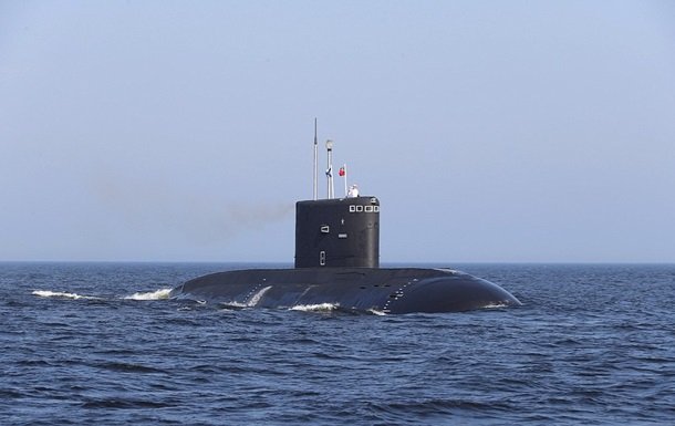 Російські військові запускають ракети по Україні з підводних човнів