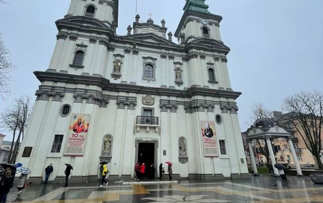 В Тернополе женщина на машине заехала в кафедральный собор (ФОТО)