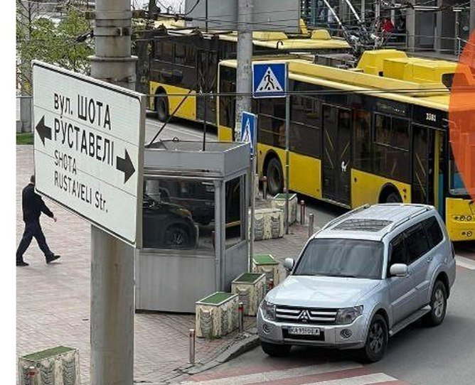 У Києві "герой парковки" паралізував рух тролейбусів (ФОТО)