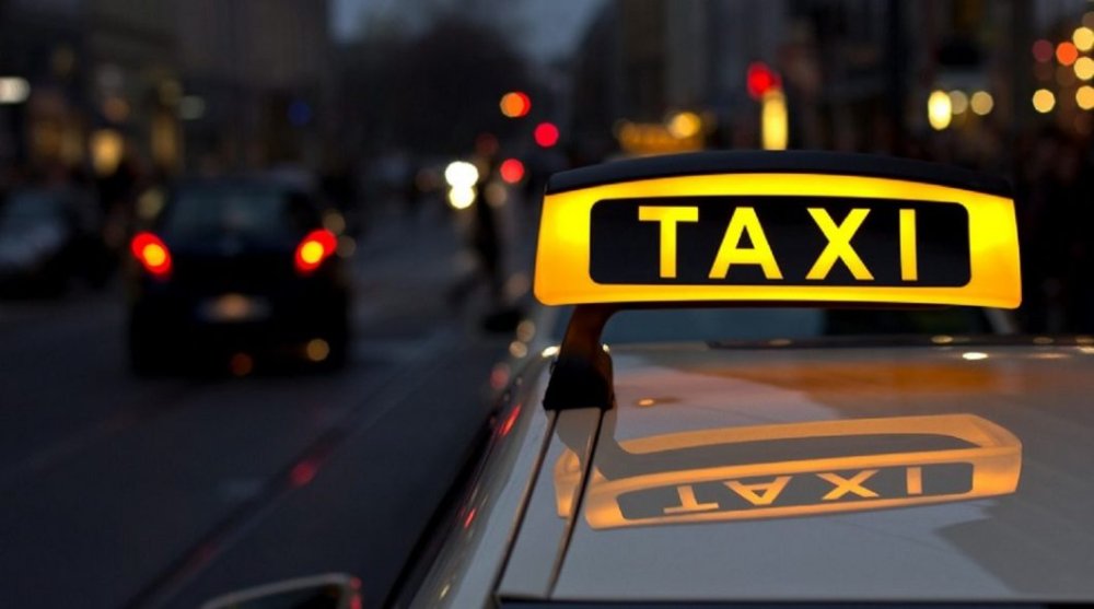 В Днепре женщина отказалась платить за проезд и разбила капот автомобиля такси