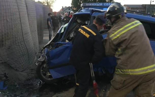 У Києві авто на швидкості врізалося в блок-пост
