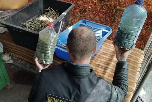На Кіровоградщині поліція арештувала групу наркодільців (ФОТО)