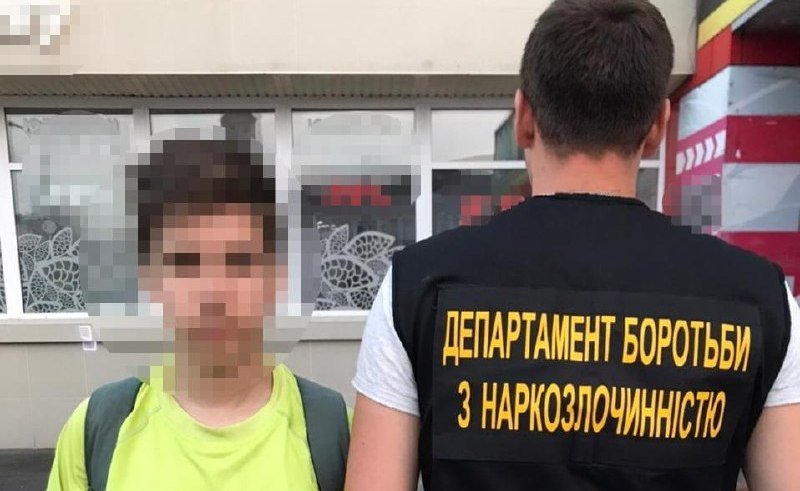 У Вінниці затримали підозрюваного у продажі наркотиків підлітка