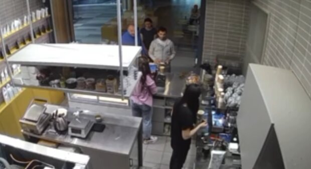 У Києві в кав'ярні чоловік жбурнув каву в обличчя дівчині-баристі