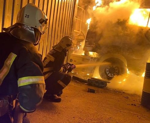 В Оболонському районі Києва сталася пожежа у вантажних автомобілях
