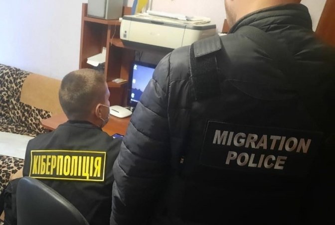 Поліцейські затримали львів'янина за виготовлення дитячої порнографії