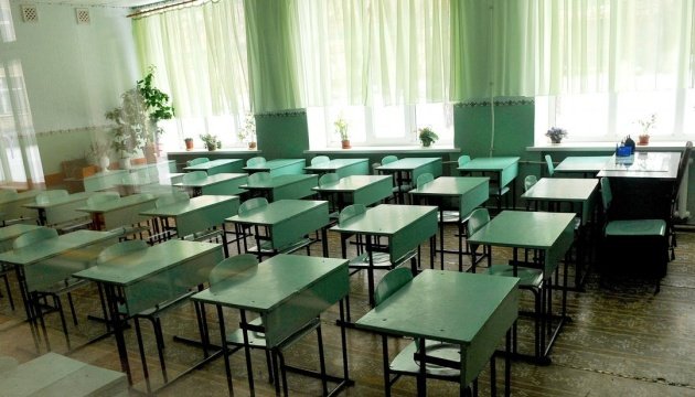 Школам в окупації дозволили йти на простій - вчителям платитимуть дві третини зарплати