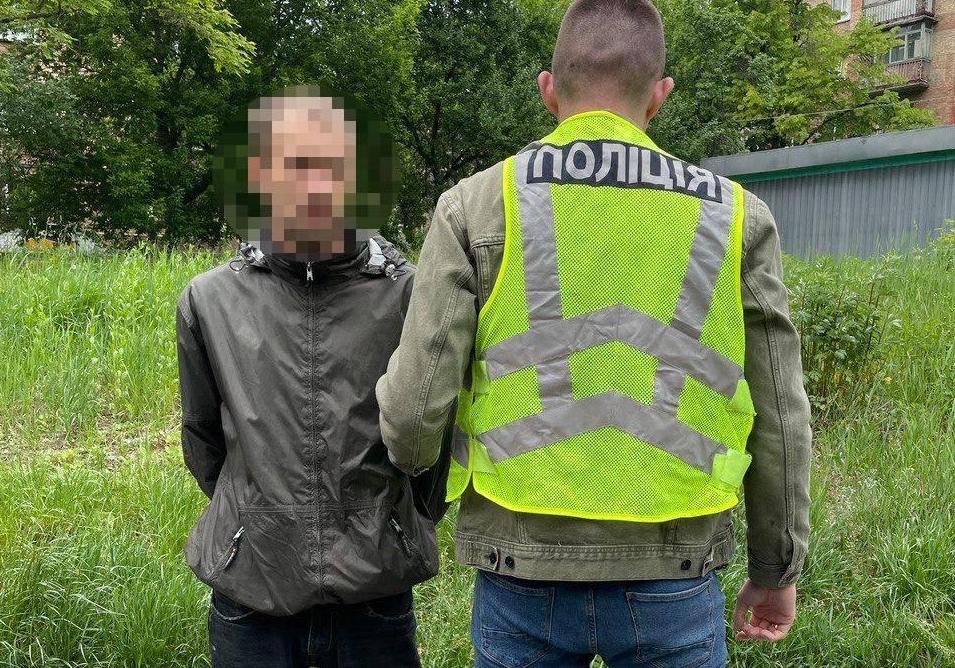Київські поліцейські затримали рецедівіста, який пограбував водія таксі