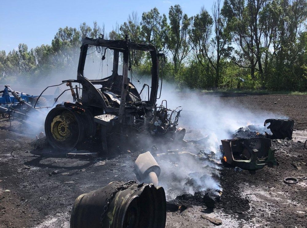 На Харківщині окупанти розбомили трактор, який працював у полі