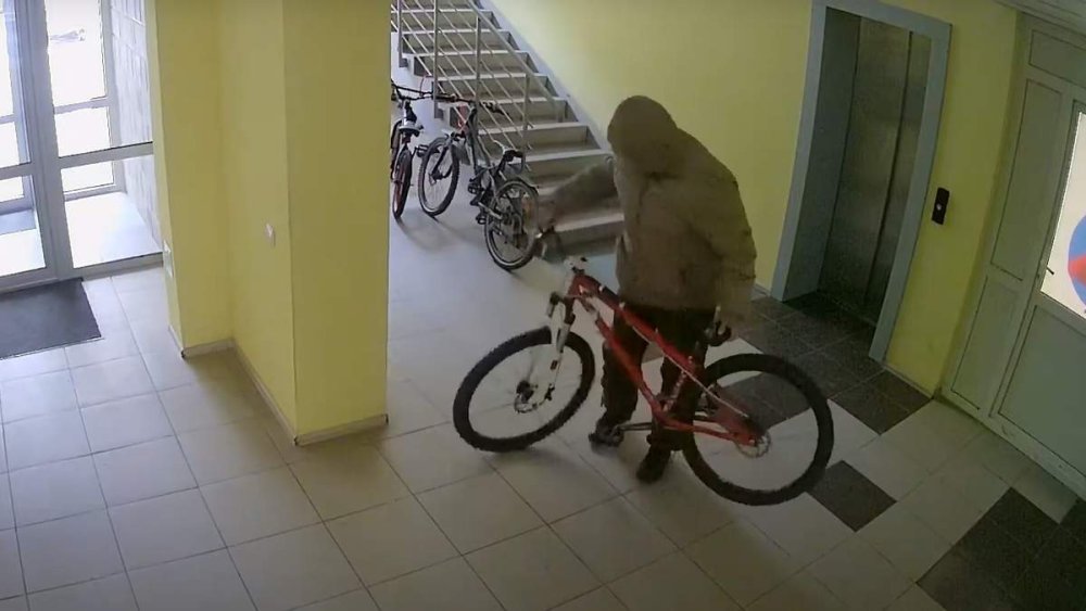 У Тернополі чоловік вкрав дитячий велосипед із багатоповерхівки