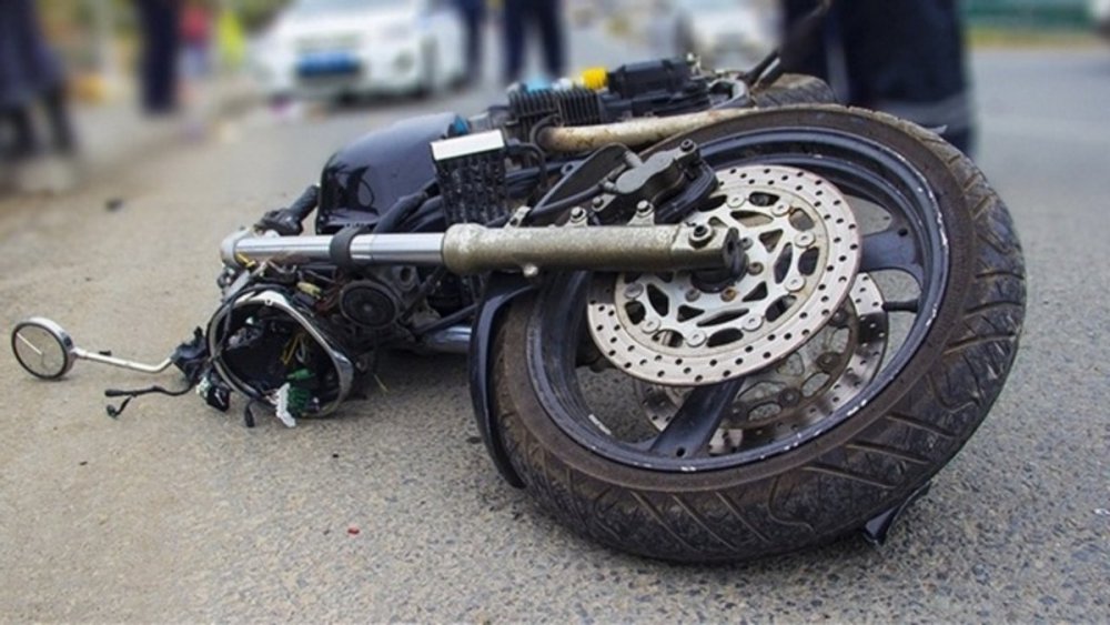 В Київської області мотоцикліст на швидкості в'їхав у дерево