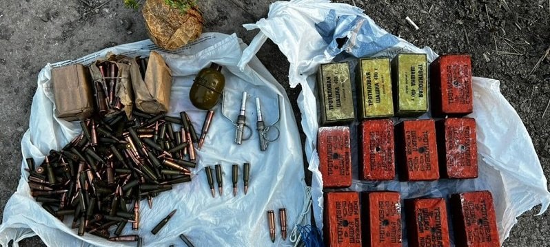 В Ужгороді затримали чоловіка, який збував гранати та приховував цілий арсенал боєприпасів