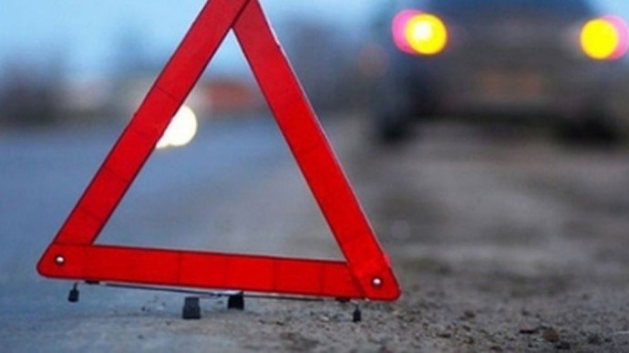 У Києві мотоцикліст на смузі громадського транспорту протаранив легковик