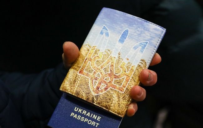 Українці зможуть оформити паспорти за кордоном