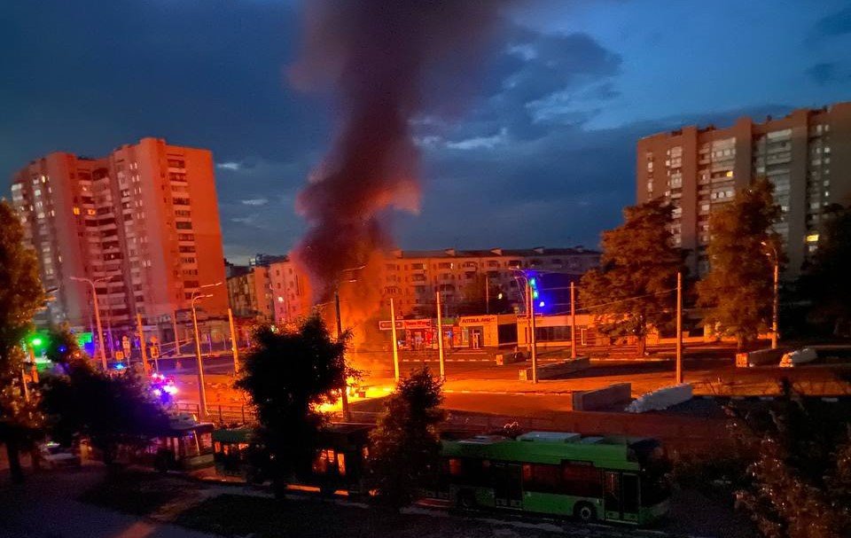 В Харькове машина врезалась в бетонный блок на дороге и загорелась