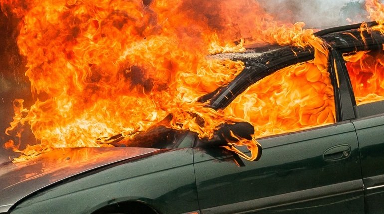 В Харькове водитель Audi устроил ДТП с пожаром