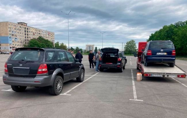 В Кіровоградській області "волонтер" намагався продати автомобілі з гумдопомоги