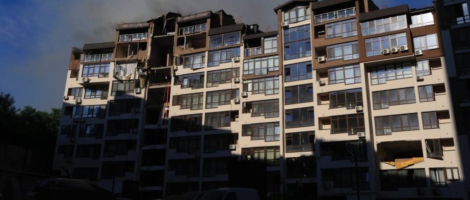 У Києві загорівся будинок після ракетного обстрілу