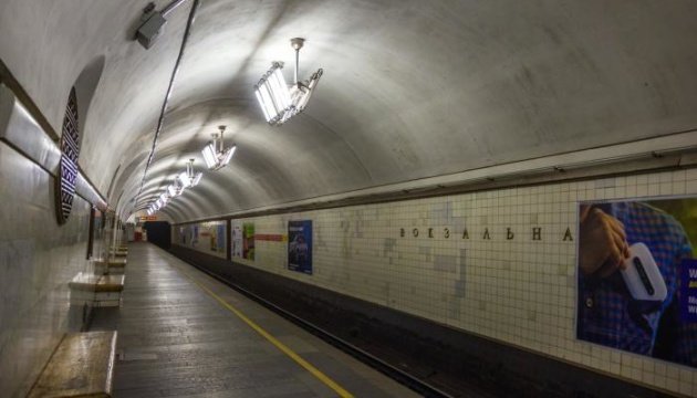 У Києві в метро «Вокзальна» затримали чоловіка із наркотиками