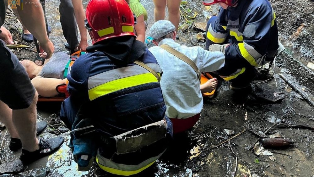 Жителька Піщанобрідської громади впала з дамби у чотириметову яму