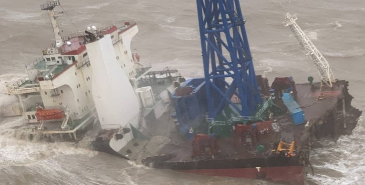 Біля берегів Гонконгу тайфун розламав навпіл судно з 30 членами екіпажу