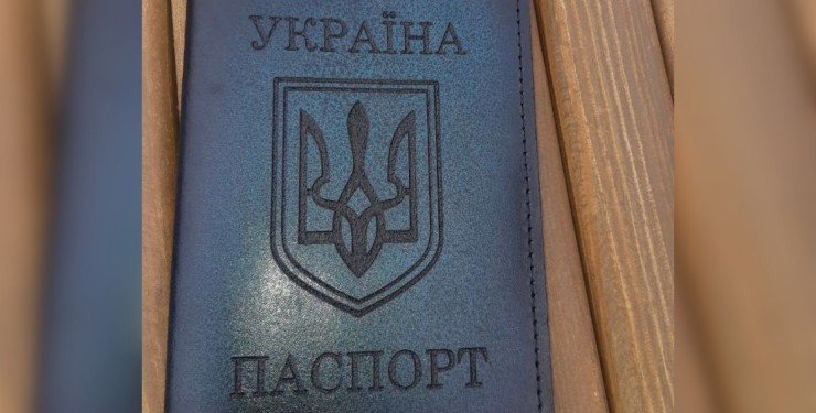 У РФ в інваліда вибивали зізнання у зв'язках із "Азовом" за герб України на паспорті (ФОТО)