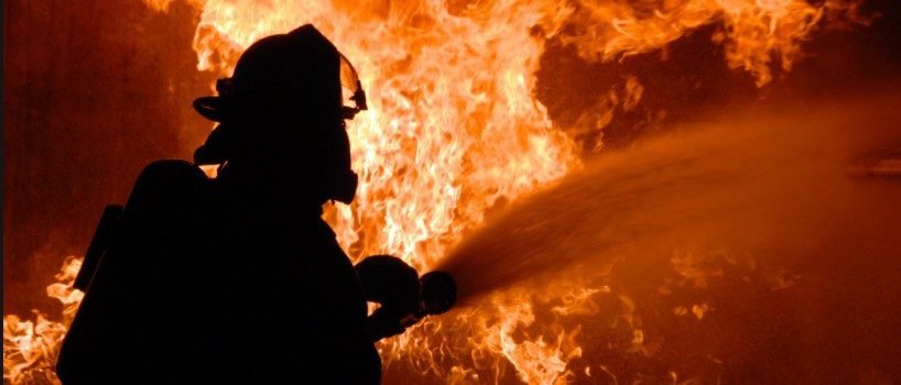 На Святошині в Києві сталася пожежа, рятувальникам довелося підвозити воду