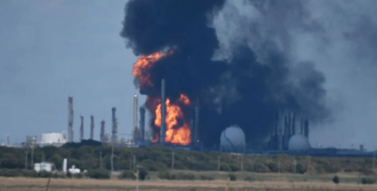 У США на заводі з виробництва зрідженого газу спалахнула сильна пожежа (ВІДЕО)