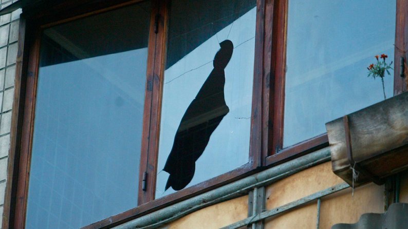 На Сумщині на чоловіка впало скло зі старого вікна під’їзду