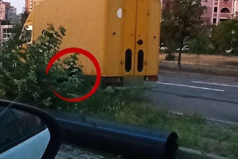 Київські патрульні затримали чоловіка, який зливав пальне з припаркованої вантажівки
