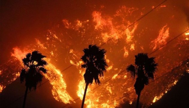 Аномальна спека у США призвела до масштабних лісових пожеж у Каліфорнії (ВІДЕО)