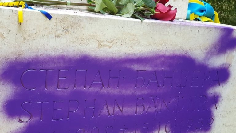 У Мюнхені вандали розмалювали балончиком могилу Степана Бандери