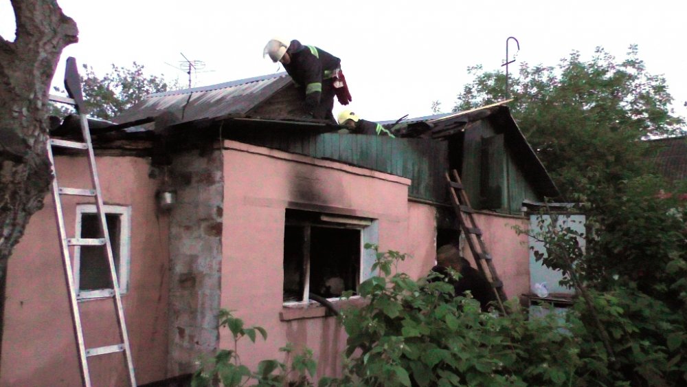 У Житомирі рятувальники гасили пожежу в приватному будинку