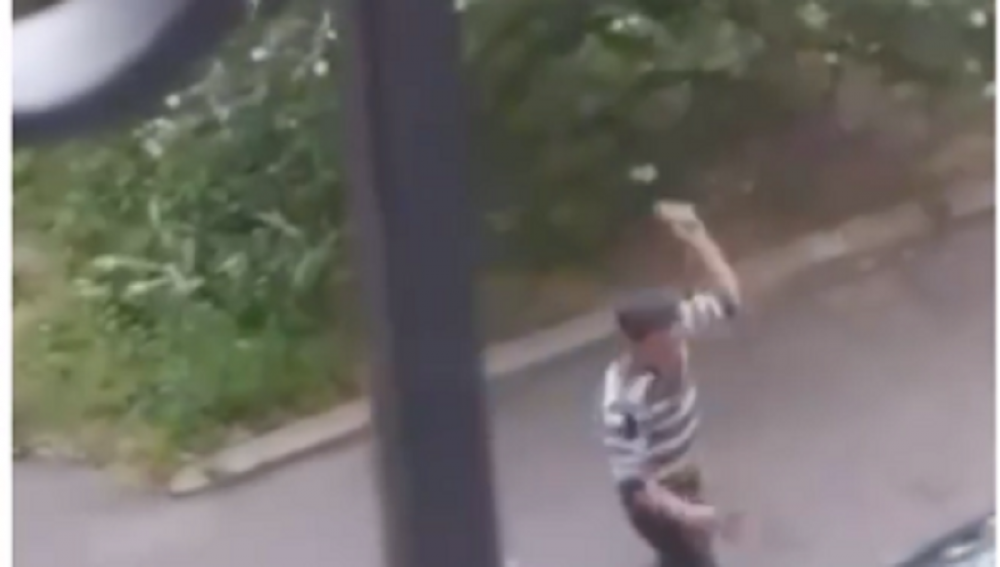 В Мукачеві поліцейські затримали чоловіка, що кидався в перехожих камінням