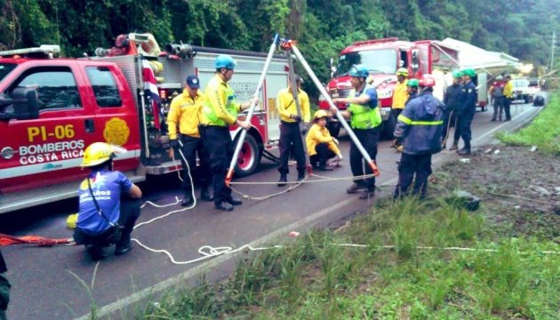 У Коста-Риці впав у прірву пасажирський автобус, є жертви (ВІДЕО)