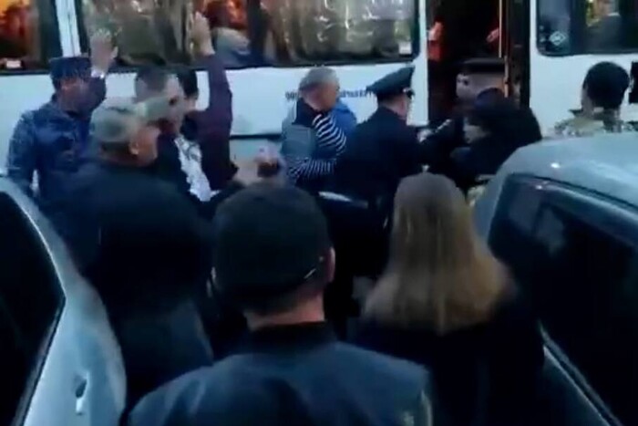 "Разом в окопах вмирати": у Росії мобілізовані побилися з поліцейськими