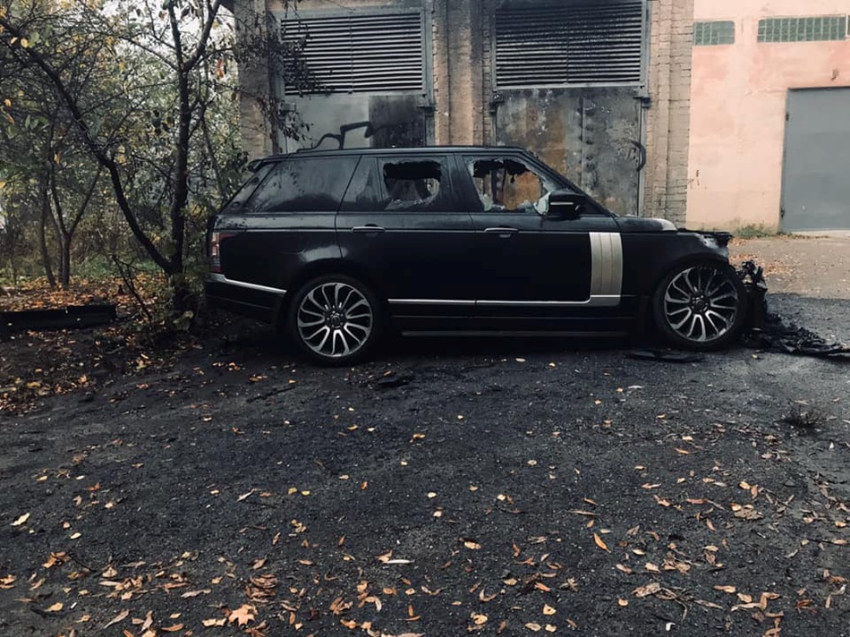 Біля Львова згорів позашляховик Range Rover