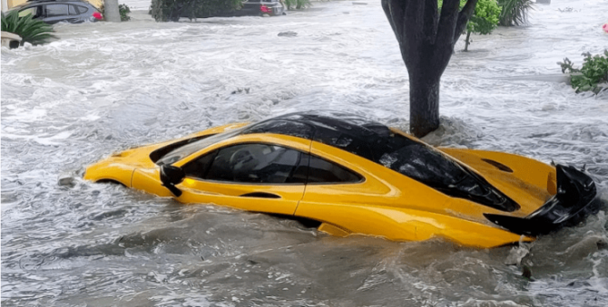 Ураган у США вимив із гаража суперкар McLaren за $1 млн (ФОТО)