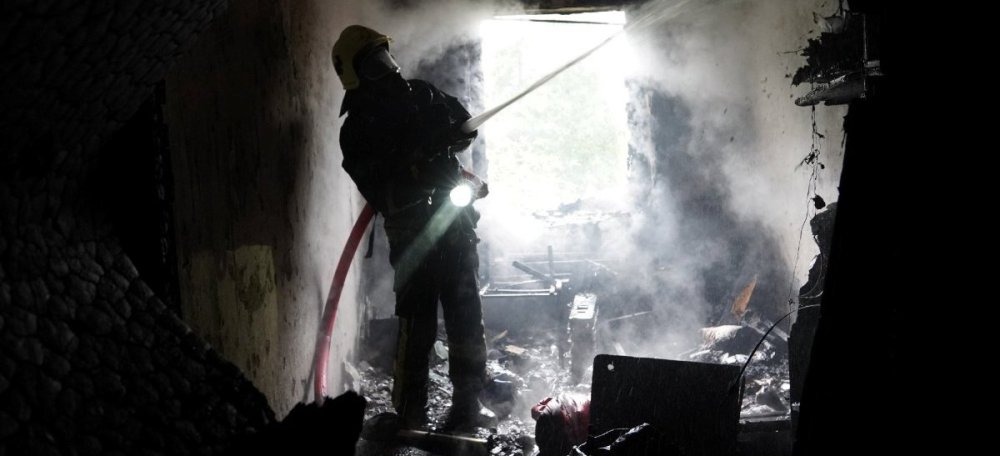 У Києві пожежні врятували чоловіка із палаючої квартири
