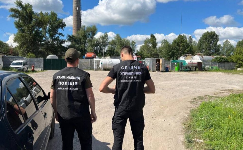 Поліція Київщини викрила нелегальну АЗС та вилучила 12 тонн пального