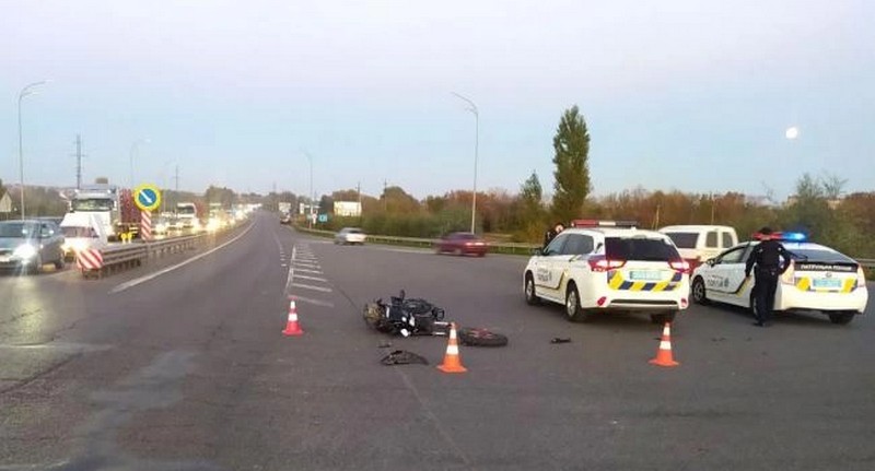 На трасі Київ-Чоп водійка «БМВ» збила 16-річного мотоцикліста (ФОТО)