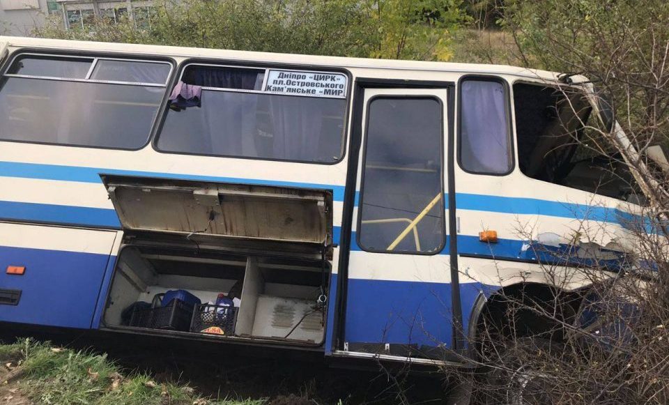 У Кам’янському на великій швидкості зіштовхнулися пасажирський автобус та легковик (ВІДЕО)