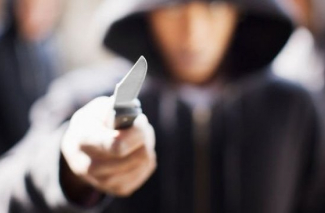 На Хмельниччині затримали чоловіка, який вдарив молодика ножем у живіт