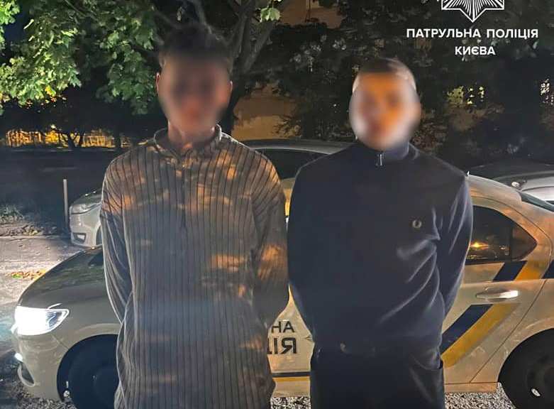 Побили та пограбували: у Києві двоє хлопців заради забави напали на перехожого