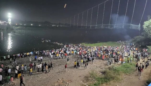 В Індії внаслідок обвалу мосту загинули понад 50 людей (ВІДЕО)