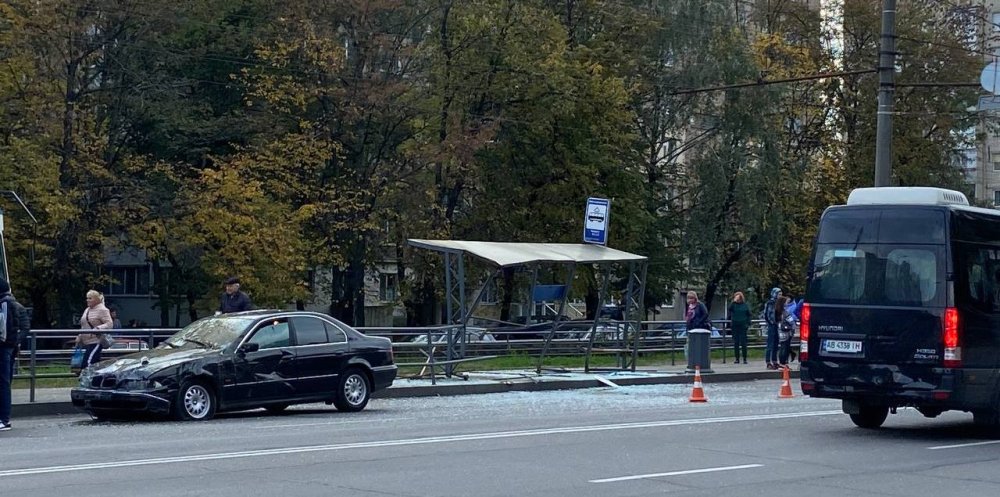 У Вінниці BMW вщент розтрощив тролейбусну зупинку (ФОТО)