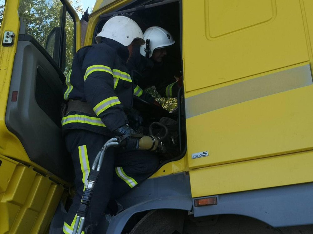 На Вінниччині вантажівка влетіла у перешкоду, водій не вижив (ФОТО)