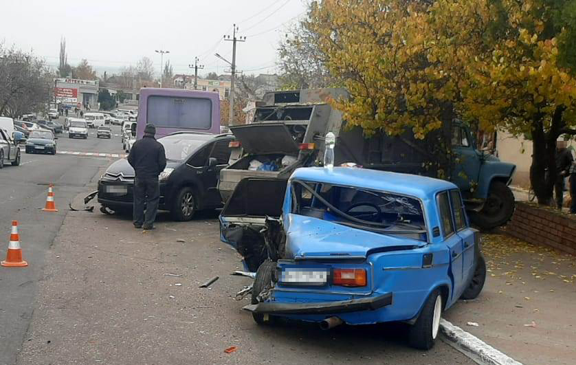 На Одещині сміттєвоз спровокував ДТП одразу з шістьма автівками (ФОТО)