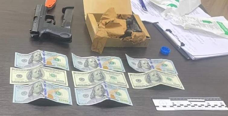 На Донеччині співробітники патрульної поліції торгували краденою зброєю (ФОТО)