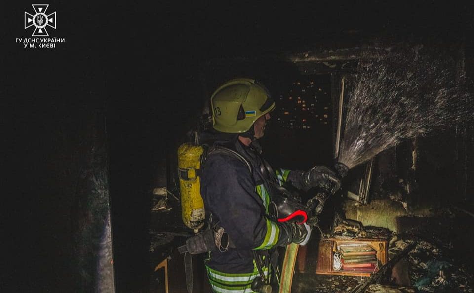 У Києві рятувальники витягли з палаючої квартири трьох людей